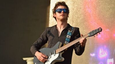MGMT のアンドリュー・ウェルズ・ヴァンウィンガーデン、なぜかユーロダンストラック調の新型コロナウイルスの曲をリリース
