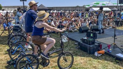 ボブ・ディランが初めてエレキギターを持って登場した音楽フェス「Newport Folk Festival」に、来場者が自転車を漕いでステージの電力を賄う、超エコな「バイクステージ」が登場