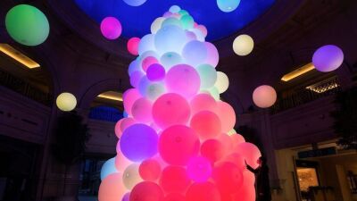 【チームラボ】お台場ヴィーナスフォートにて光の球体が集まってできた、巨大でインタラクティブな光のツリー「チームラボ：呼応する生命の樹」を2020年11月20日（金）～2021年2月7日（日）まで展示