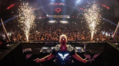 グラディエイターの鎧に身を纏うドラマー出身の異色DJ、Radical Redemption（ラディカル・リデンプション）