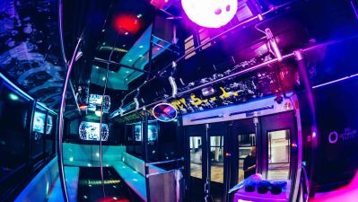 六本木「SEL OCTAGON TOKYO」5周年期間中、5月の金土祝前日の深夜は渋谷・新宿からOCTAGONまで無料送迎シャトルバス運行中！DJブース＆ミラーボール付き、あのDJも車内でプレイ…!?