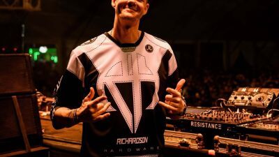 Adam Beyer (アダム・ベイヤー) が自身のテクノレーベル『Drumcode』30周年を記念したフルセットをYouTubeにアップ
