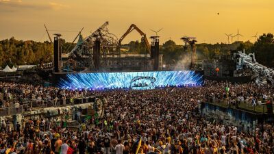今週末開催の「Tomorrowland」第二週目も火災で焼け落ちたメインステージは現状の "メタリカステージ" を維持して開催