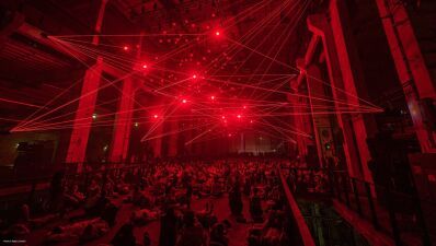 ドイツ・ベルリン『Kraftwerk Berlin』にて、会場に置かれたベッドで仮眠OKな30時間ノンストップ没入型イベント開催、日本からMarginal Consort、灰野敬二出演