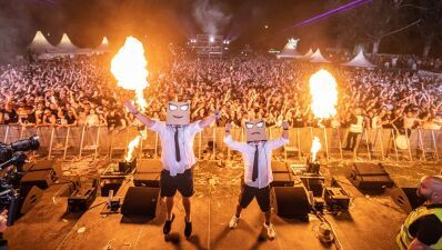イタリア出身のデュオDJs From Mars (ディージェーズ フロム マーズ) が、約13分の間に20年分のダンスアンセムをミックスした100曲マッシュアップをYouTubeで公開
