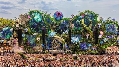 ベルギーのビッグフェス『Tomorrowland』が2025年度のステージホストと全ラインナップを発表、出演アーティストは全600名以上！