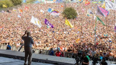 イギリスの世界的フェス『Glastonbury 2027』チケットがわずか42分で完売！ヘッドライナー予測にはFred again.. (フレッド・アゲイン) の名も浮上