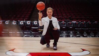 トランスシーンの帝王Armin van Buuren（アーミン・ヴァン・ビューレン）、NBA シカゴ・ブルズの試合のハーフタイムショーでサプライズパフォーマンス！