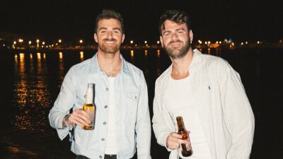 The Chainsmokers (ザ・チェインスモーカーズ) が2016年リリースの世界的大ヒットトラック "Don’t Let Me Down" が20億ストリームを達成