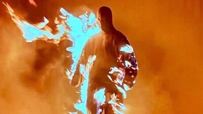 Kanye West（カニエ・ウエスト/YE）３度目の『DONDA』視聴パーティーのセットは自身の幼少時代の家!? マリリン・マンソンらがゲスト出演、ラストにはKanyeが全身火だるま→キムと再婚!?