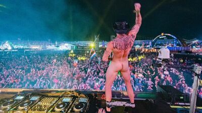 【全裸DJ】カントリー・ハードスタイルDJ/ProducerのLil Texas（リル・テキサス）、Twitterでの宣言通りEDC Las Vegasで "頭と股間にカウボーイハット"だけの全裸姿に