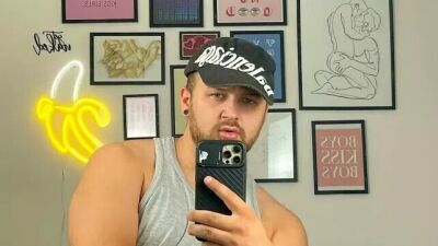 メンタルヘルス悪化で仕事を辞めた25歳のイングランドの男性、アダルト・サブスクリプション・サイトで瓶に入れた "ゲップ" 等、ブルセラ商売で月22,000ポンド（約353万5,000円）荒稼ぎ