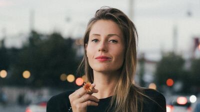 Charlotte de Witte (シャーロット・デ・ウィッテ) 、セルフタイトルとなるデビューアルバムを2025年11月7日にリリース決定、トラックリストも公開