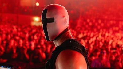 ハードテクノ界の先駆者である覆面DJ/プロデューサーHoly Priest (ホーリー・プリースト) 、事前録音セットプレイ疑惑に真っ向反論、「最もフェイクなDJより」と皮肉で締める
