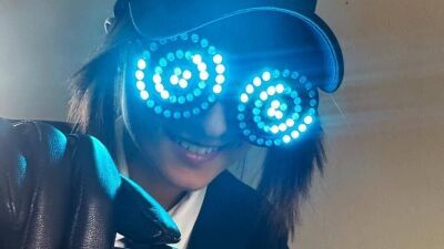 REZZ (レズ) のトレードマークであるサークル模様のLEDサングラス、遂に販売間近か...!?