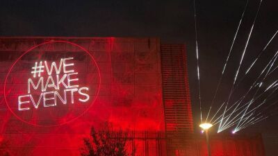 世界20カ国のイベント業界関係者が団結し「#WeMakeEvents」抗議運動のグローバルアクションデーを展開、世界中の何千もの会場が赤いライトに染まる