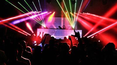 ダンスミュージックと電子音楽市場、2032年までに現在の120億ドル (約1兆80000億円) から245億ドル (約3兆8000億円) 規模に急成長するという予測が発表