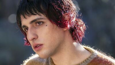 Porter Robinson (ポーター・ロビンソン）、ポップな新曲 "CHEERLEADER" をリリース、ギタープレイ姿も披露のMVは美少女マスクや特撮等日本のオタクカルチャー感満載