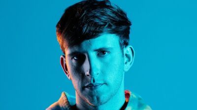 ILLENIUM（イレニウム）ランダムに選んだファンを選び車でファンの家に行って未発表曲の入ったUSBメモリをプレゼント！更にデンバーのどこかに曲の歌詞を含むUSBを2つ隠した模様