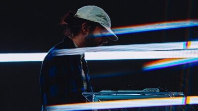 Madeon（マデオン）、若かりし日に初回公演を開催したアメリカ / LAのキャパ500名「Roxy Theatre」にて、レアDJセットを披露することを発表！