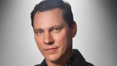 アメリカのラジオ番組主催「iHeartRadio Music Awards」にてTiësto (ティエスト) が『ダンス・アーティスト・オブ・ザ・イヤー賞』を受賞