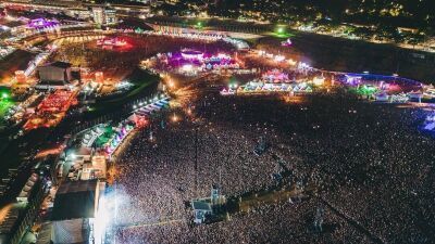 2023年3月24日～26日に渡って開催された『Lollapalooza Brasil』ラッパーのDrake (ドレイク) が出演数時間前にキャンセル、代打に Skrillex (スクリレックス) が