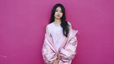 R&BシンガーRIRI、今月発売のデビューアルバムより リードトラック「That's My Baby」のMVを公開