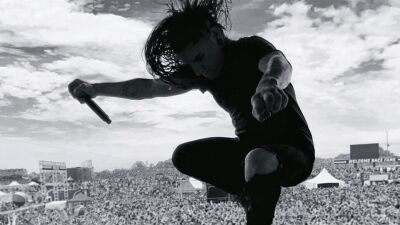 【必見】Skrillex（スクリレックス）がサプライズゲストとして登場しギターをプレイ！