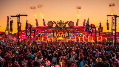 アメリカ・ラスベガスにて開催された『EDC Las Vegas 2026』のセットが早くもYouTubeに登場、MEDUZA、Steve Aoki、Above＆Beyondなど