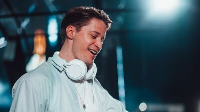 Kygo (カイゴ) が "Hey Brother" のDan Tyminski (ダン・ティミンスキー) とタッグを組み、Aviciiへのトリビュートとなる新曲 "On Your Mind" を披露