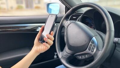 運転中に大音量で音楽を聴くと約5,000ポンド（日本円：約74万）の罰金が課せられる法律があるにも関わらず、国民の過半数がそれを知らないという調査結果……イギリス