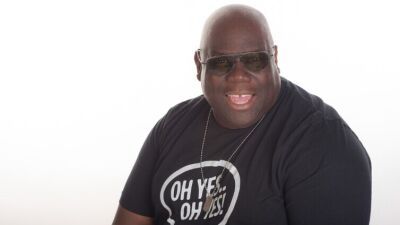 【動画アリ】Carl Cox（カール・コックス）がフロアでの乱闘を止めるためにセットの途中で音楽を止める