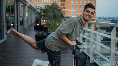 キュートな笑顔が魅力のMartin Garrixが激辛スパイシーチキンを食べて悶絶する動画
