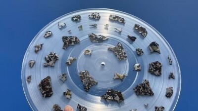 マイアミ・アート・ウィークに、宇宙の石が埋め込まれたレコードを "ギャラクシーチェア" に座って聴ける、星間をテーマにしたリスニングルームが登場