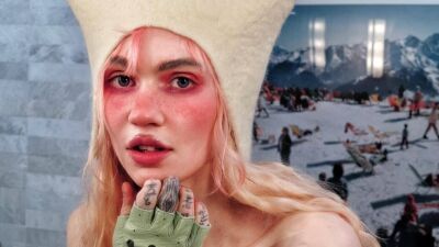 Grimes (グライムス)、AIの視点で描かれたストーリーの楽曲 "Artificial Angels" をリリース、曲の最初と最後にAI加工した声を使用
