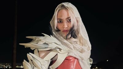 米・Coachella (コーチェラ) 出演のGrimes (グライムス) 、セット中に技術的な問題が発生しライブを一時中止、ネット上では大きな批判も…