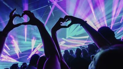 27ジャンルの音楽ファンのRedditへの投稿を分析した結果、トランスファンが1番ハッピーなリスナーであるという結果が！最もポジティブな言葉を使わないのはドリル・ドラムンベース、グライム、パンクファン