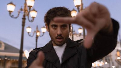 Ookay（オーケイ）の2枚目のアルバムから4曲目となる先行シングル、Elohim（エロヒム）＆ Flux Pavilion（フラックス・パビリオン）とのコラボ曲「BE OK」をリリース！