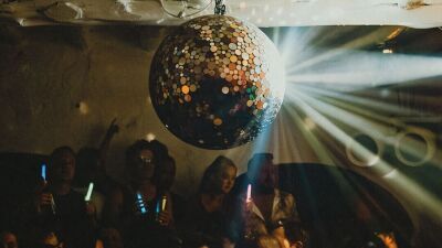 スペイン・イビザのナイトクラブ『Pikes Ibiza』週一で実施していた"携帯電話禁止ポリシー" を今後は週7日間全てに導入、来場者はエントランスでカメラ部分にシールを貼って隠すことに