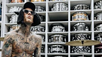 大人気パンクバンドBlink-182の敏腕ドラマーTravis Barker (トラヴィス・バーカー) がFred Again.. (フレッド・アゲイン) の "leavemealone" をドラムで