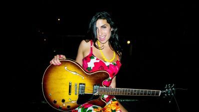 Amy Winehouse (エイミー・ワインハウス) の半生を描いた映画『Back to Black エイミーのすべて』の日本用映像とポスターヴィジュアルがエイミーの誕生日である本日9月14日に公開