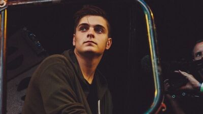 Martin Garrix が足首が完治するまで、今後予定していたショーをキャンセルすると発表！