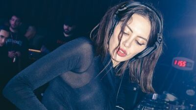 ハードテクノDJ/プロデューサーSara Landry (サラ・ランドリー) がK-PopグループLE SSERAFIM (ル・セラフィム) の "Celebration" を公式リミックス
