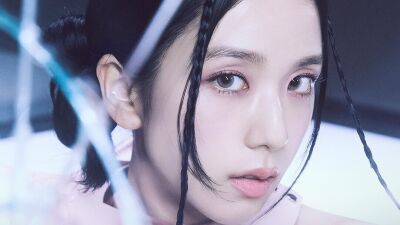 グローバル・ガールズ・グループ BLACKPINK (ブラックピンク) メンバーのJisoo (ジス) 、遂に2023年、待望のソロ・デビューアルバムのリリースが決定