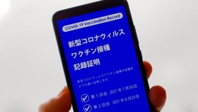 日本も今夏、新型コロナウイルスの『ワクチン・パスポート』を導入検討中との報道が。海外旅行等の公的証明書には「ワクチンの種類」と「接種日」も記載される……!?