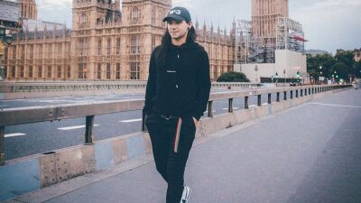 Skrillex、アカデミー賞での感動的な写真に映り込んでしまう珍プレーをキメる