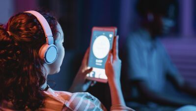【悲報】8ヶ国9,000人の対象者への調査にて、97％の人は “人間のアーティストと完全なAI生成音楽の違いが確実に区別できない” ことが判明…その結果に半数以上の被験者たちは「不快」と回答