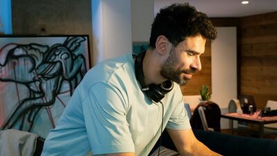 Afrojack (アフロジャック) 、テクノ/ハウス活動時の Kapuchon (キャプチョン) 名義での10時間セットを自身のスタジオから披露
