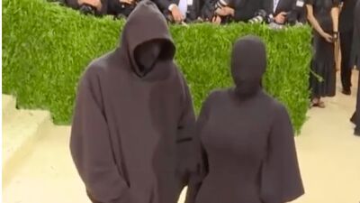 【Met Gala 2021】メトロポリタン美術館で毎年開催されるチャリティー・ファッションイベントに全身真っ黒でコナンの犯人状態のKanye West夫婦で登場!?かと思いきや…