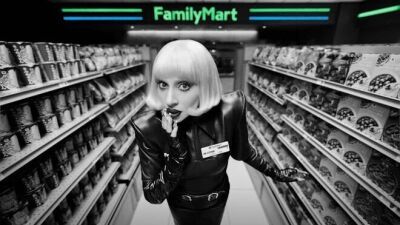 レディー・ガガがファミリーマートのファミリーマートのバイト募集キャンペーンアンバサダーに就任！ストアスタッフに扮したコラボCMが本日より放映開始
